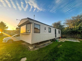 Homely 6 Berth Caravan At Steeple Bay In Essex Ref 36017D